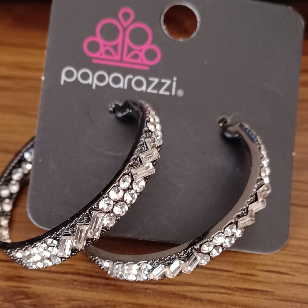 NWT BUY ANY 5 ITEMS FROM MY CLOSET FOR $12  PAPARAZZI  HOLIDAY HOOP EARRINGS